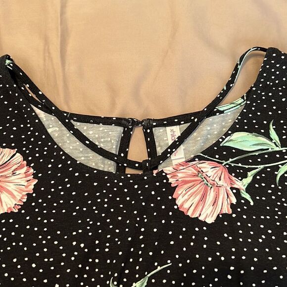 Xhilaration szL short romper cute flowers neck details pockets keyhole back EUC - Picture 9 of 14